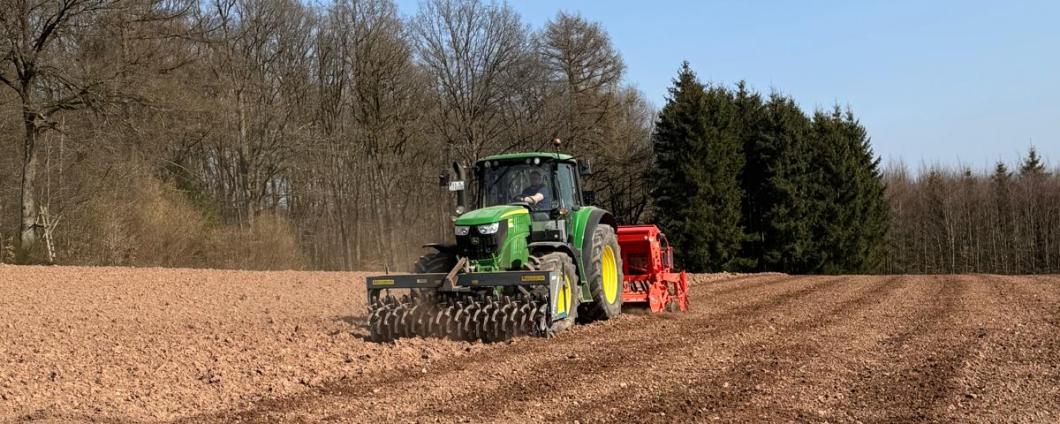 Betrieb Siegener Traktor Feld